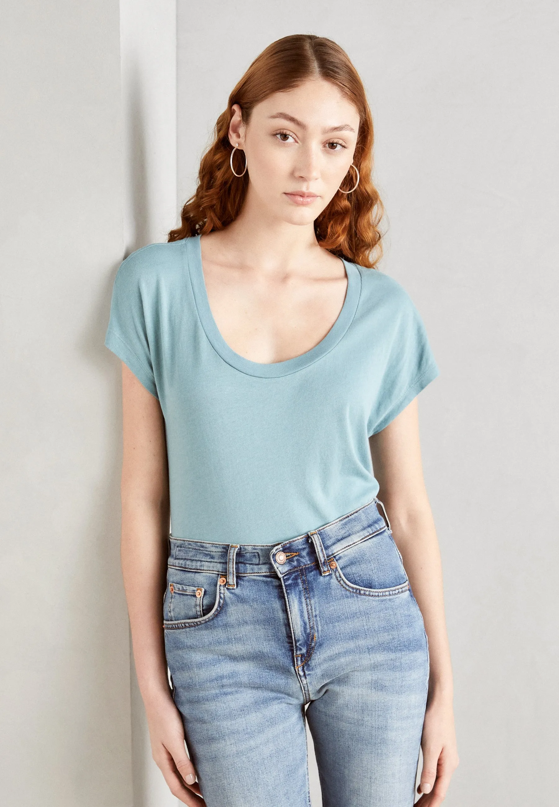 OVERCUT SLEEVES DEEP ROUND NECK - T-shirt basic